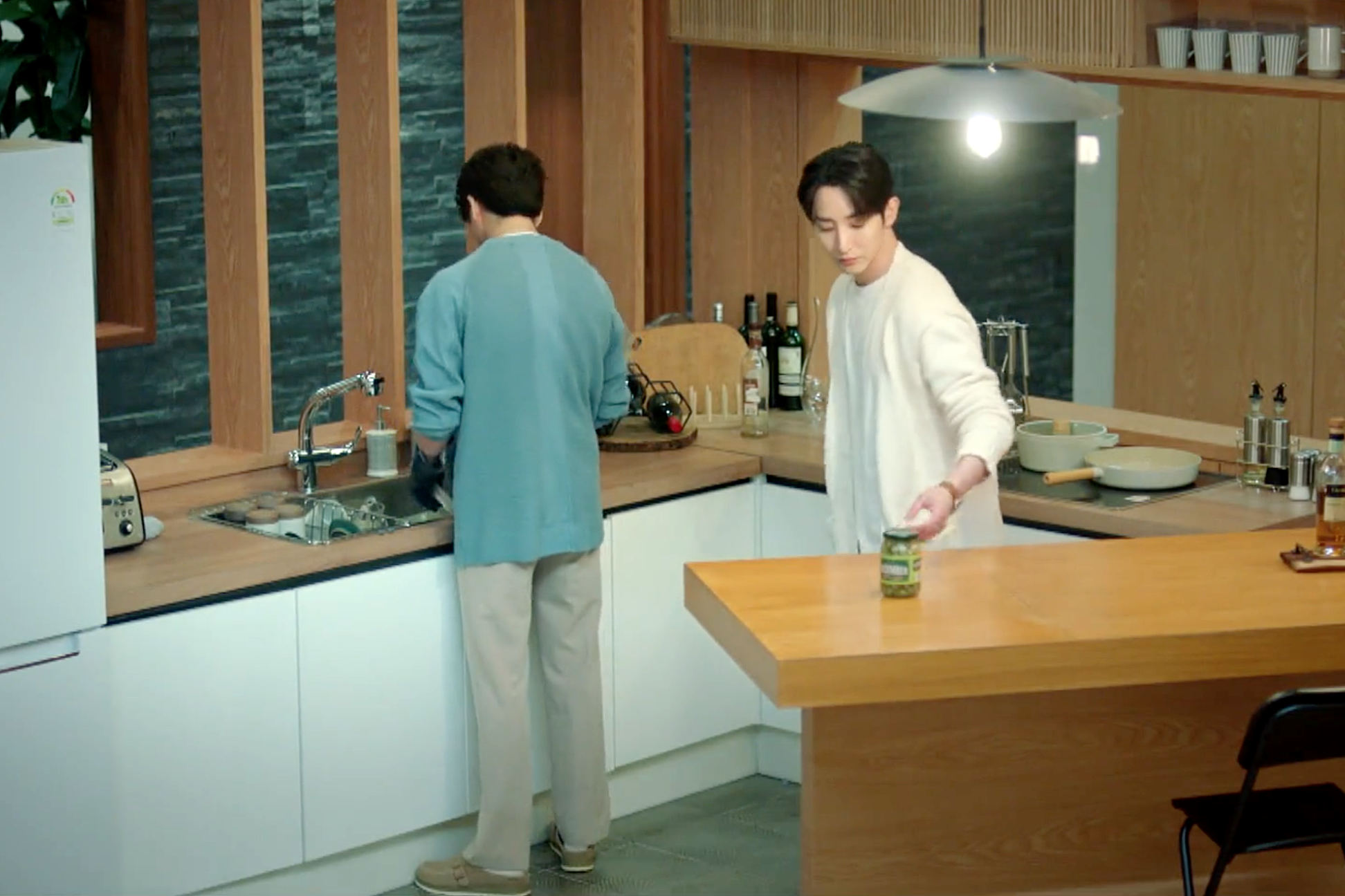 Lee Hyun-Kyu washing dishes in Doom at Your Service