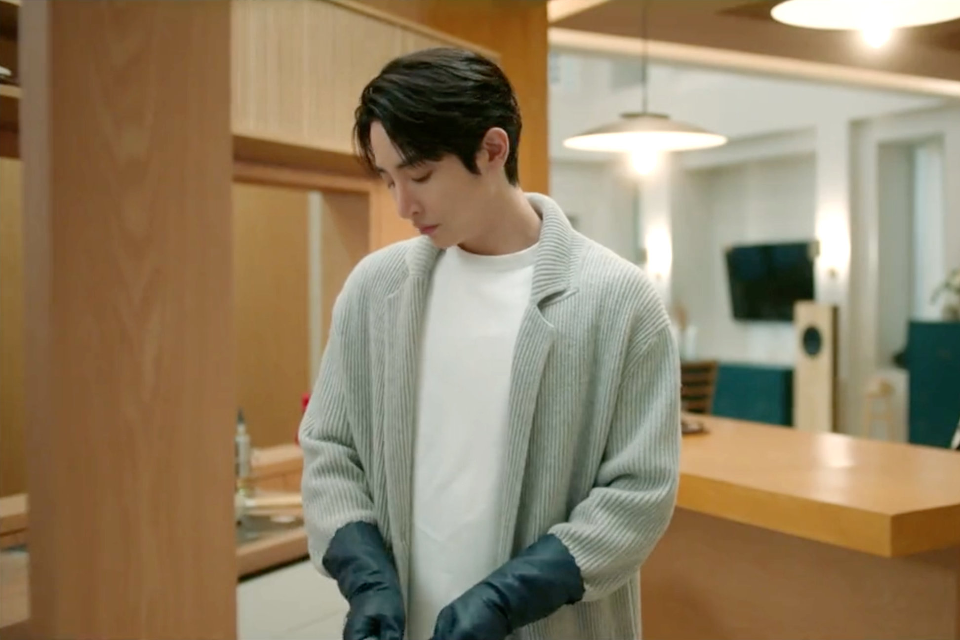Cha Joo-Ik washing dishes in Doom at Your Service