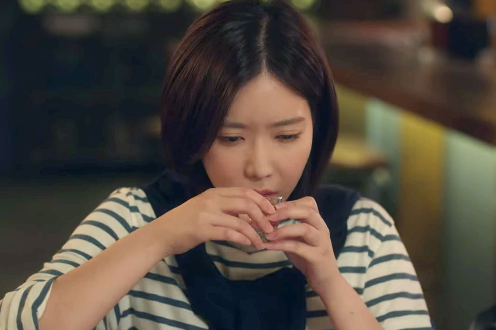 Lim Soo-hyang drinking soju in My ID is Gangnam Beauty