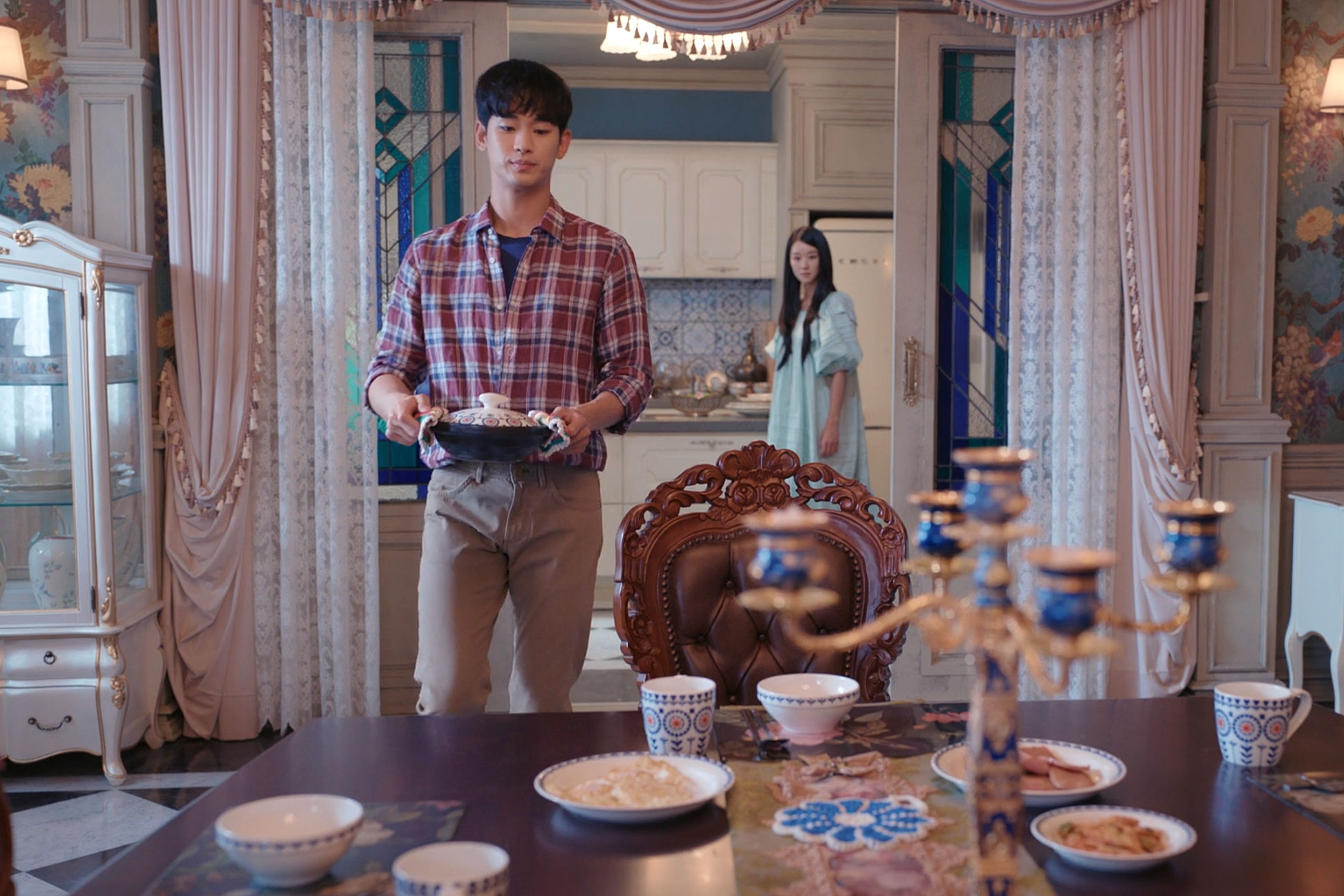 Kim Soo-Hyun cooking breakfast in It’s Okay to Not Be Okay
