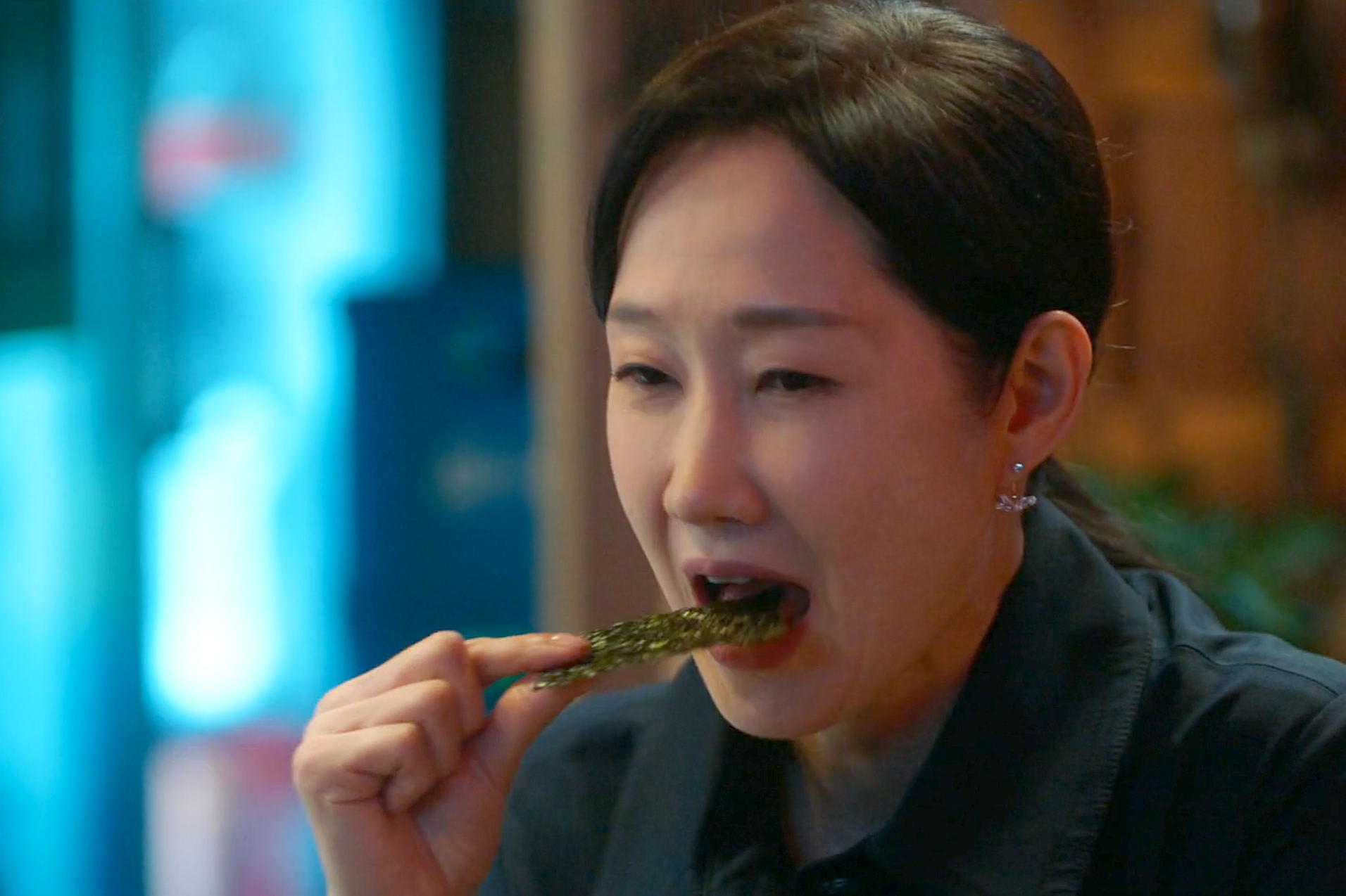 Ji-Ho’s therapist, Kim Sung-Mi (Bae Hae-Sun), eating banana seaweed. on Love in Contract