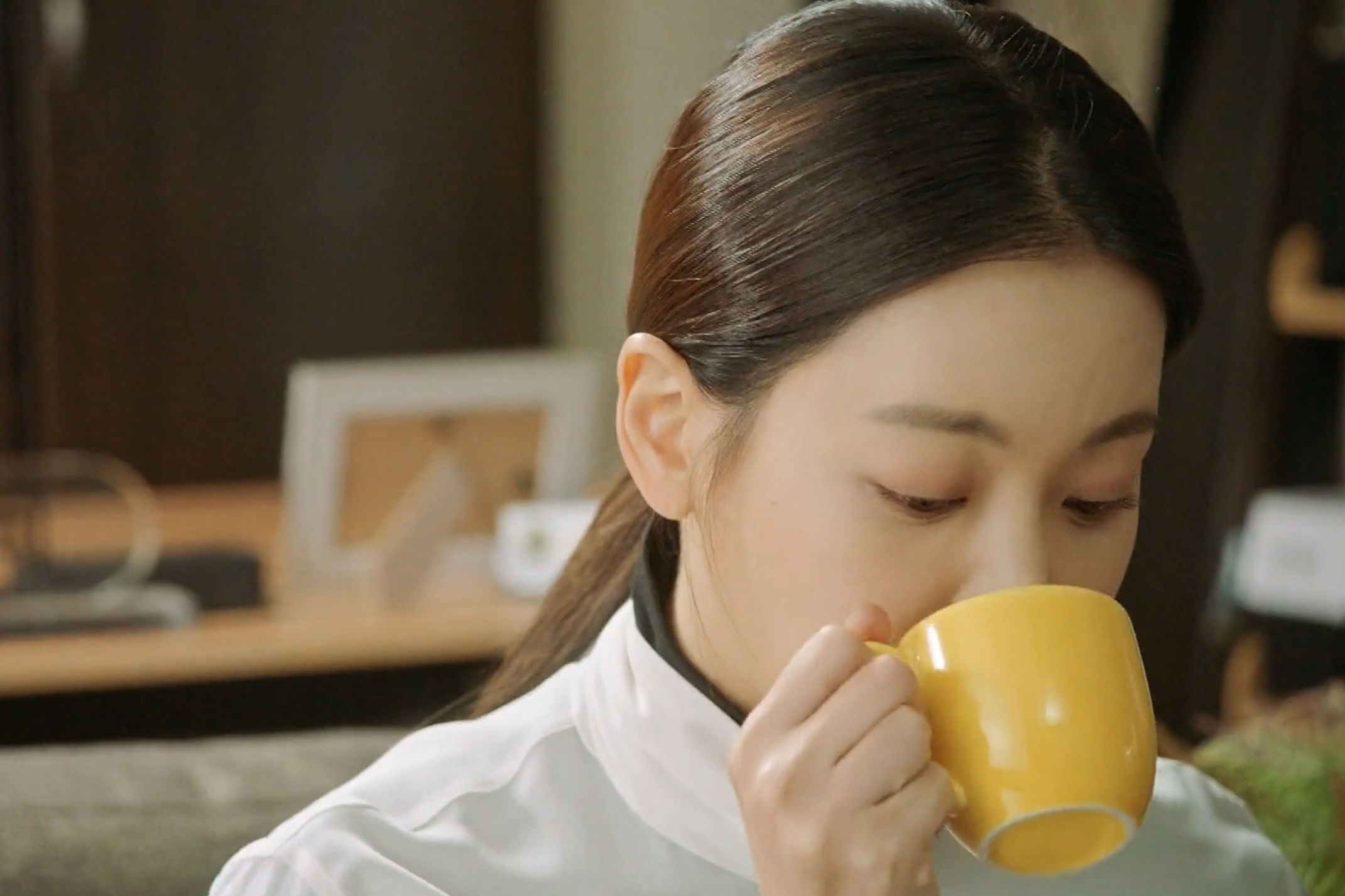 Oh Yeon-Seo drinking Maxim Mocha Gold instant coffee