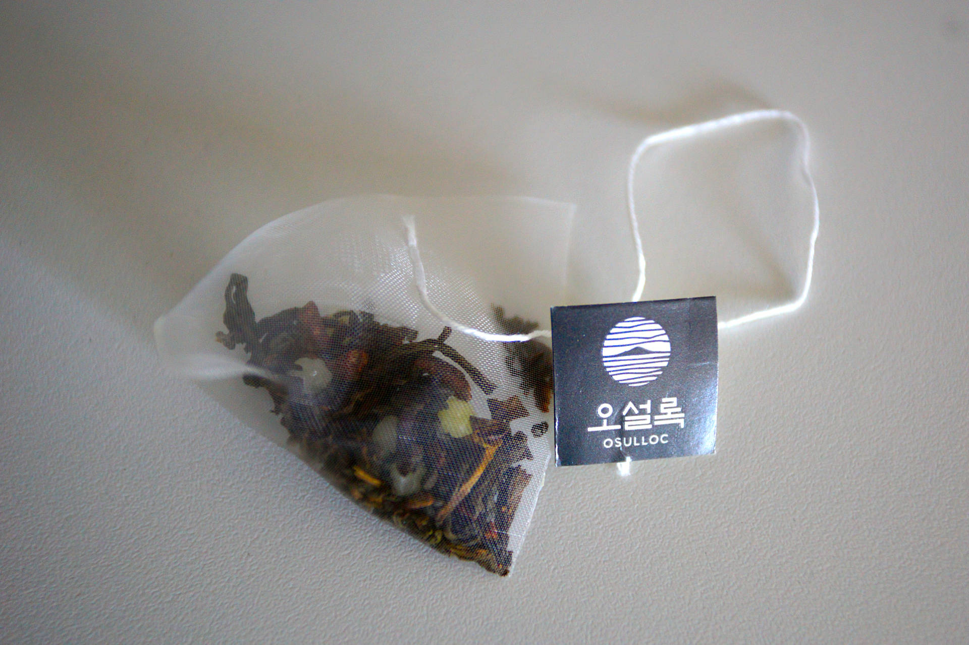 Moon Walk tea in pyramid bags from Osulloc Tea smells rich and fruity!